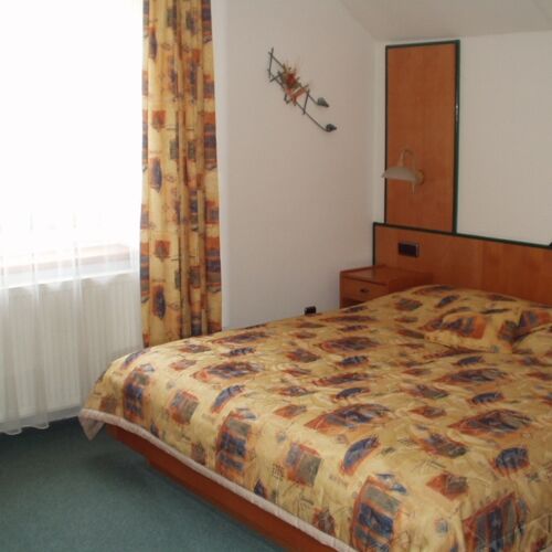 Pokoj s koupelnou se sprchou pro 3 os. (s možností přistýlky)