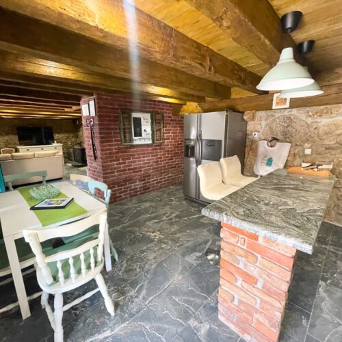 Upstairs Romantic Holiday Home for 6 Persons