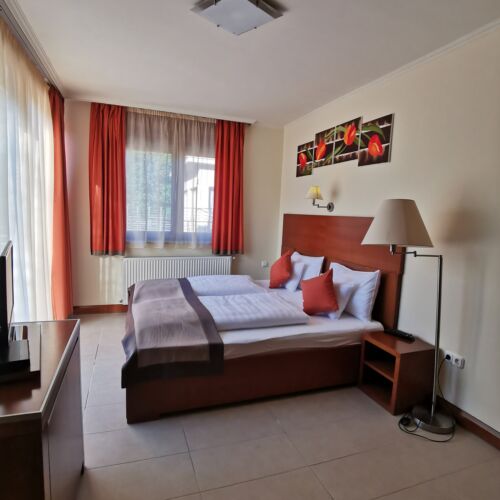Deluxe Upstairs 2-Room Apartment for 4 Persons