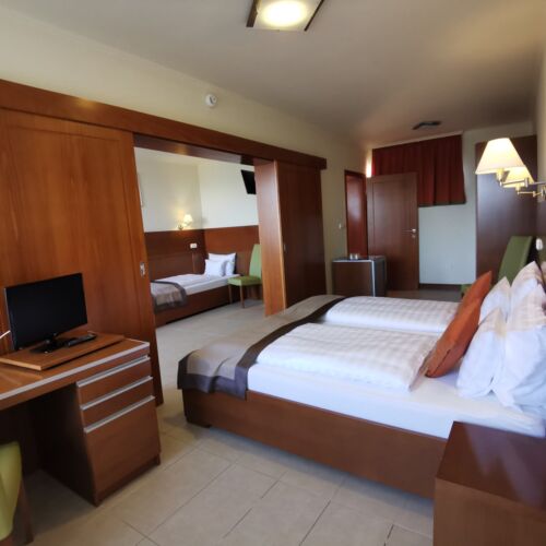 Pokoj pro 4 os. na straně bazénu na poschodí