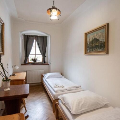 Vierbettzimmer mit Dusche