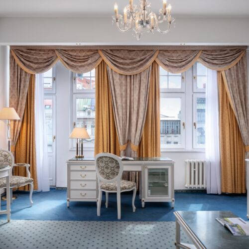 Camera dubla cu baie cu vedere spre oraș (se poate solicita pat suplimentar)