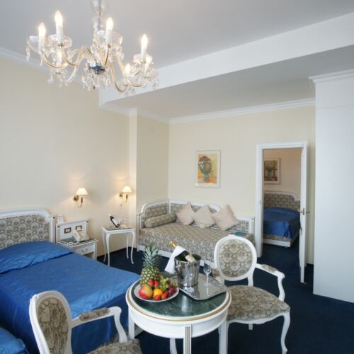 Camera cvadrupla cu baie cu vedere spre curte