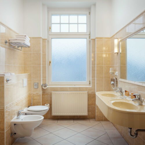 Camera twin superior cu vedere spre oraș