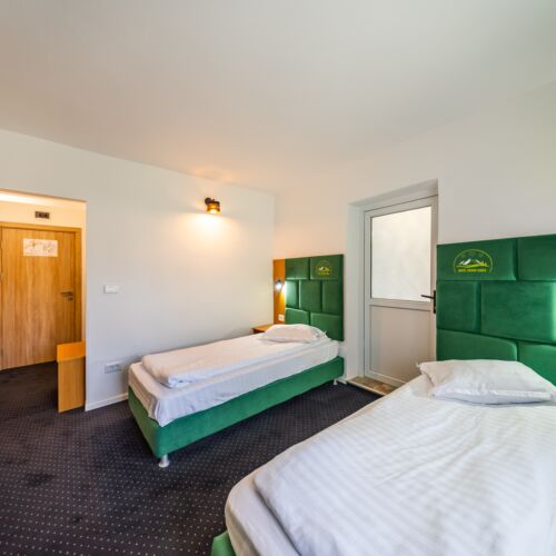 Camera twin classic cu balcon (se poate solicita pat suplimentar)