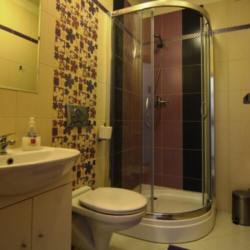 Doppelzimmer mit Balkon und Dusche (Zusatzbett möglich)