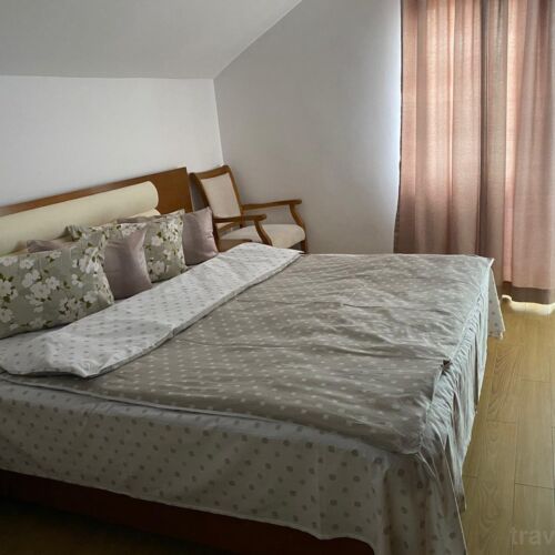 Camera dubla la etaj cu vedere spre râu