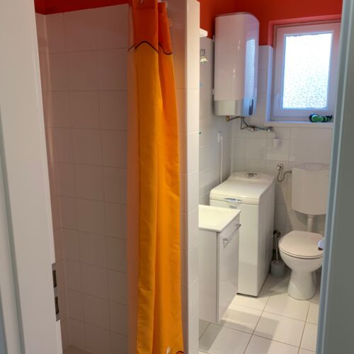 Apartament la parter cu vedere spre curte cu 2 camere pentru 4 pers.