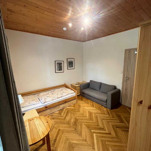 Pokoj se sprchou se společnou kuchyňkou pro 3 os.