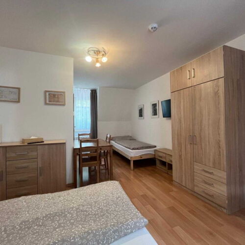 Pokoj se sprchou se společnou kuchyňkou pro 3 os.