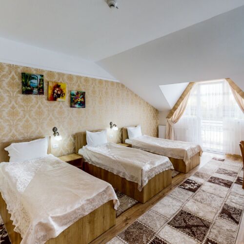 Camera tripla la etaj cu balcon