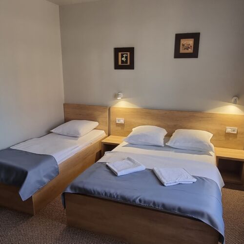 Camera tripla family la etaj