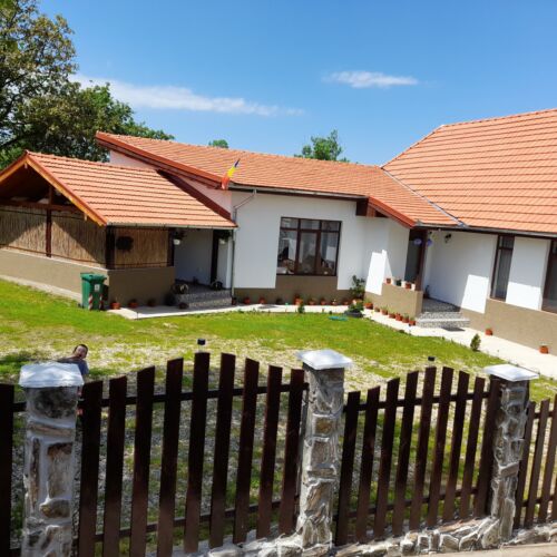 Camera dubla cu baie cu duș (se poate solicita pat suplimentar)