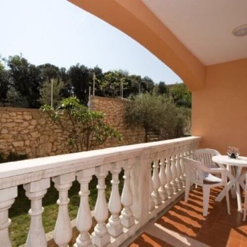 Apartament la etaj cu vedere spre mare cu 3 camere pentru 6 pers.