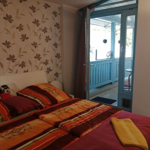 Pokoj tV s plochou obrazovkou s terasou s manželskou postelí