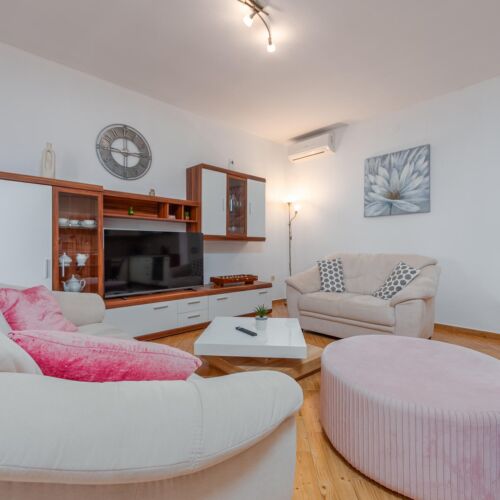 Casă de vară pentru 8 pers. (se inchirieaza doar integral)