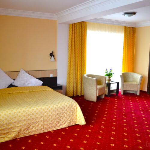 Camera cvadrupla deluxe cu balcon