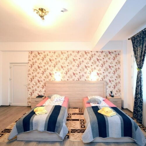 Camera cvadrupla la etaj la parter