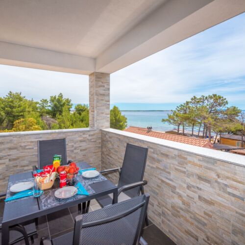 Apartament family cu vedere parțială spre mare cu 3 camere pentru 6 pers.