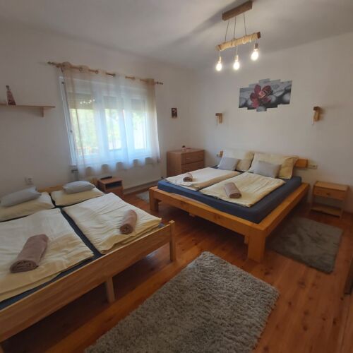 Vierbettzimmer Obergeschoss mit Aussicht auf den Garten