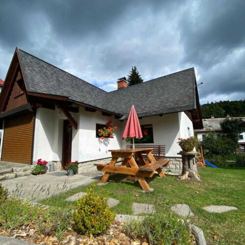 Chata întreaga unitate cu vedere spre munte pentru 7 pers. (se inchirieaza doar integral)