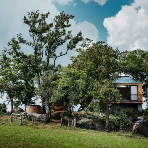 Chata (jako celek) se sprchou s vlastní kuchyňkou pro 2 os. (s možností přistýlky)