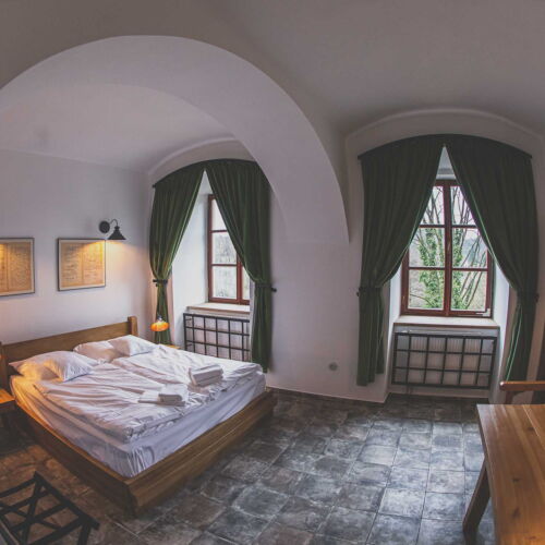 Pokoj se sprchou  s manželskou postelí