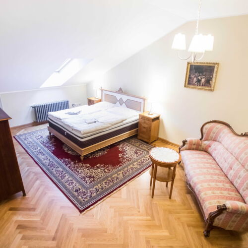 Apartman se sprchou s privátní koupelnou mimo apartmán s manželskou postelí s 1 ložnicí (s možností přistýlky)