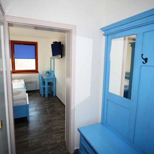 Camera twin cu duș cu chicinetă comună (se poate solicita pat suplimentar)