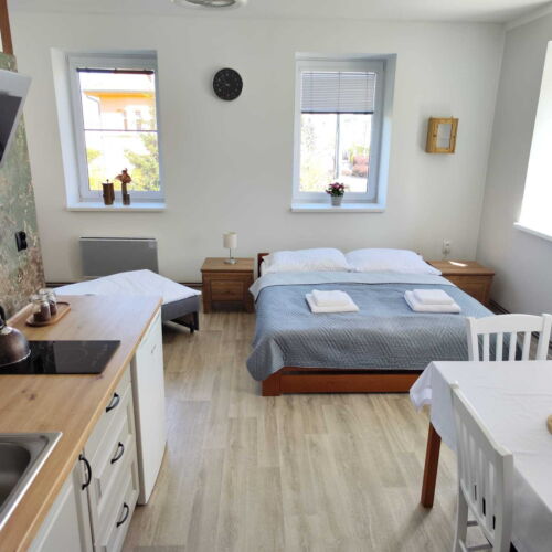 Apartman se sprchou s privátní koupelnou mimo apartmán pro 2 os. (s možností přistýlky)