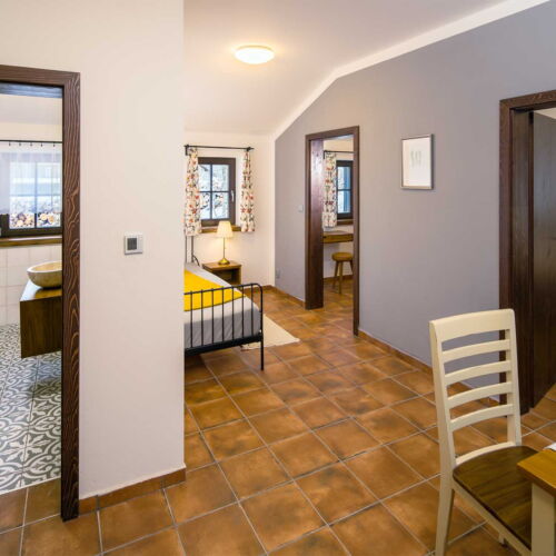 Superior Apartman s privátní koupelnou mimo apartmán pro 5 os. se 2 ložnicemi