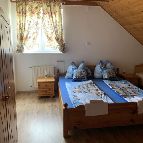 Casa de vara lCD TV cu cadita de dus pentru 5 pers. (se inchirieaza doar integral)