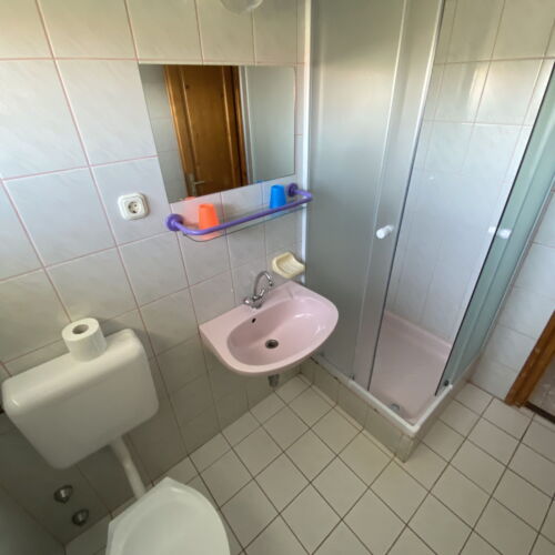 Pokoj s balkónem tV s plochou obrazovkou s manželskou postelí