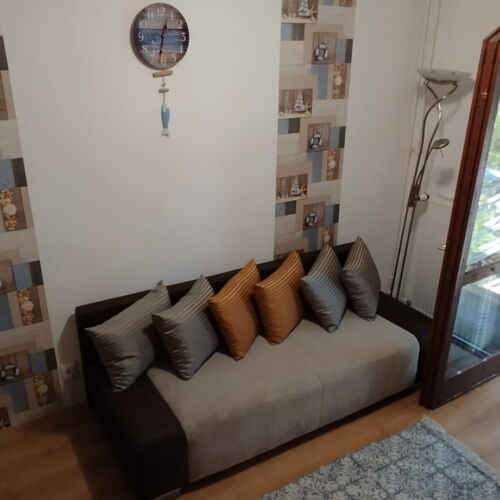 Apartament la etaj cu aer condiționat pentru 2 pers. (se inchirieaza doar integral)