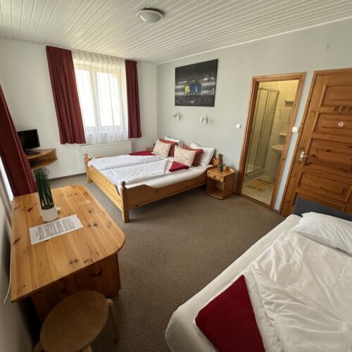 Camera tripla cu terasă lângă piscină