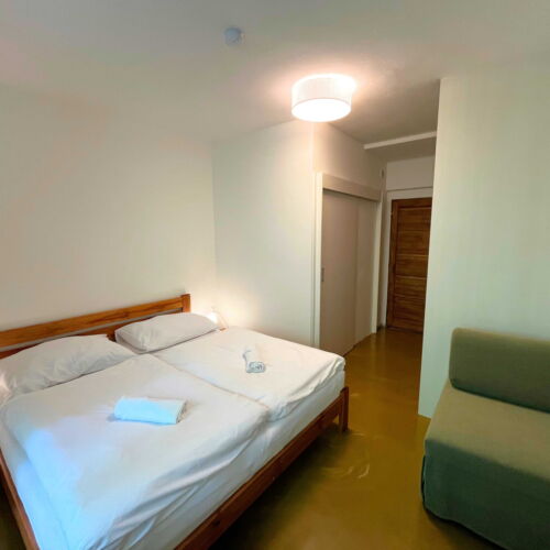 Pokoj se sprchou s balkónem pro 2 os.