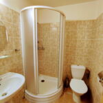 Zuhanyzós Standard kétágyas szoba (pótágyazható)