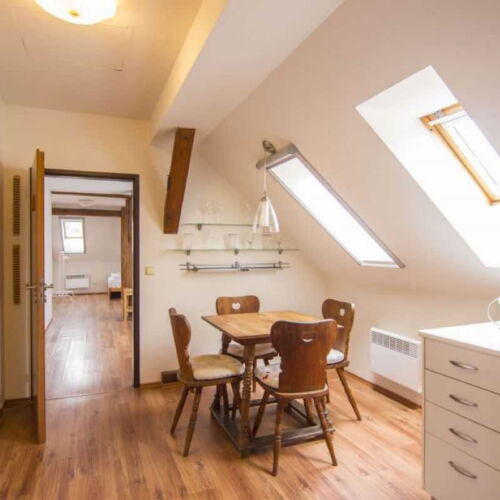 Pokoj se společnou kuchyňkou  pro 7 os.