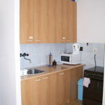 Camera tripla cu duș cu bucătărie proprie