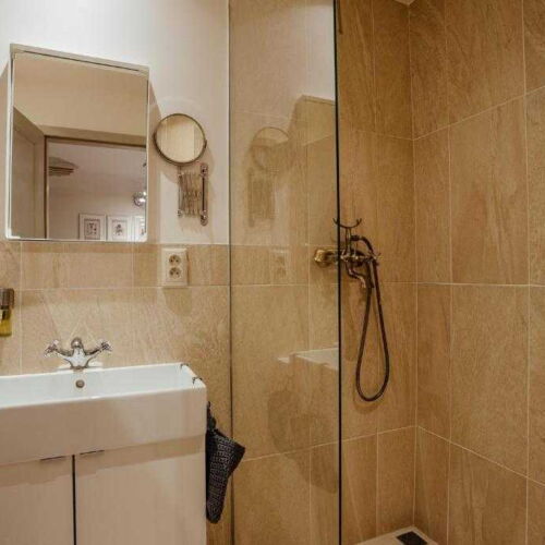 Apartament cu duș cu chicinetă proprie pentru 2 pers.