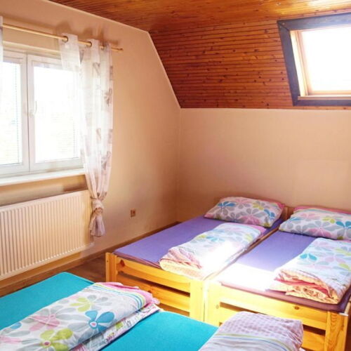 Chalupa (jako celek) se sprchou s privátní koupelnou mimo apartmán pro 12 os.