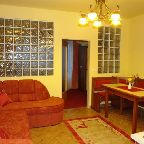 Apartman s klimatizací s privátní koupelnou mimo apartmán pro 4 os. se 2 ložnicemi (s možností přistýlky)