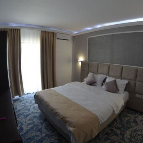 Camera dubla superior cu vedere spre grădină