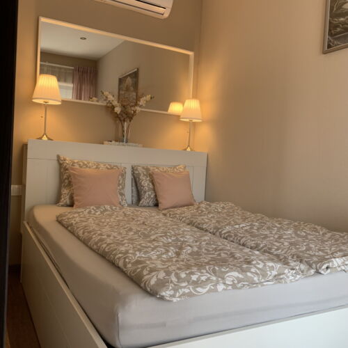 Apartman pro 4 os. se 2 ložnicemi s výhledem do dvora na poschodí