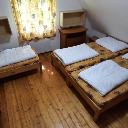 srubová chata  v hotelovém resortu s koupalištěm