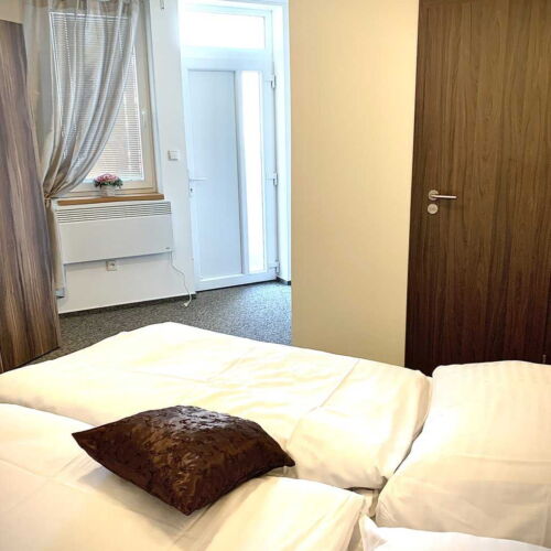 Pokoj se sprchou se společnou kuchyňkou pro 2 os. (s možností přistýlky)