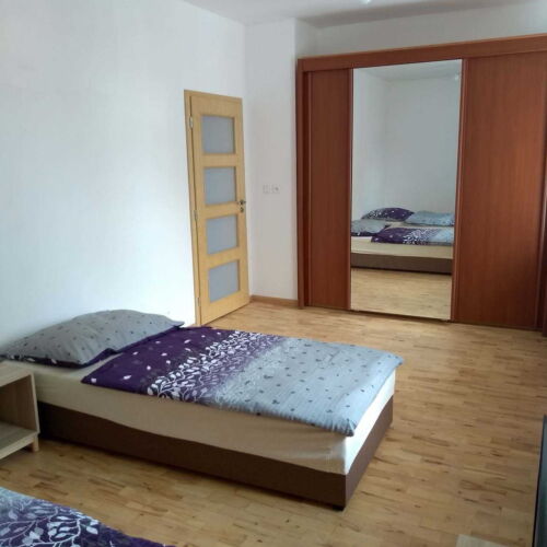 Apartman se sprchou s privátní koupelnou mimo apartmán pro 2 os. s 1 ložnicí