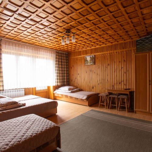 Pokój 4-osobowy z balkonem z widokiem na góry