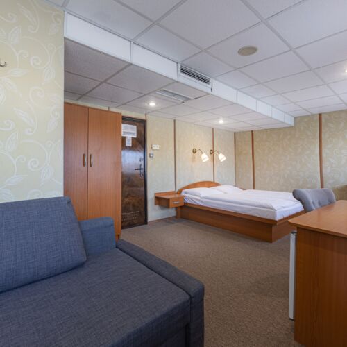 Camera cvadrupla la etaj la parter