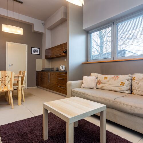 Apartament la parter cu chicineta proprie cu 2 camere pentru 4 pers. (se poate solicita pat suplimentar)